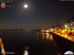 Scopri di più sull'articolo Video, imperdibile time-lapse sul Lago Maggiore, il sorgere della luna,del sole e di altre stelle.