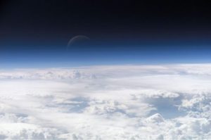 Scopri di più sull'articolo L’atmosfera della Terra si sta restringendo: l’allarme degli scienziati